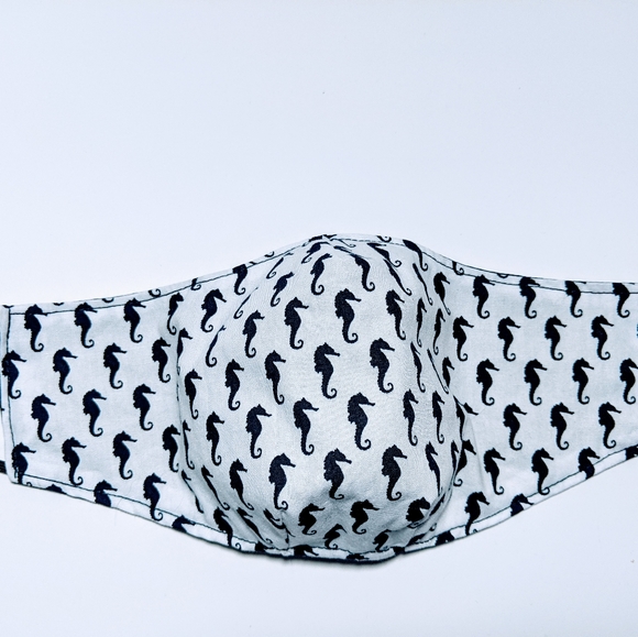 7$ 5/25$ Face mask Reversible - Picture 3 of 5